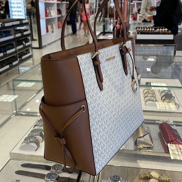 MICHAEL KORS GILLY LARGE DRAWSTRING TRAVEL SHOULDER TOTE SIGNATURE 
VANILLA 
NWT - Picture 4 of 16